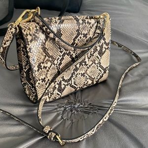 Snake Print crossbody 😍